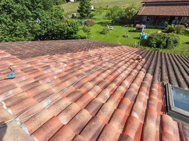 Coussinets de mousse sur faîtage et tuiles avant traitement dans les Landes